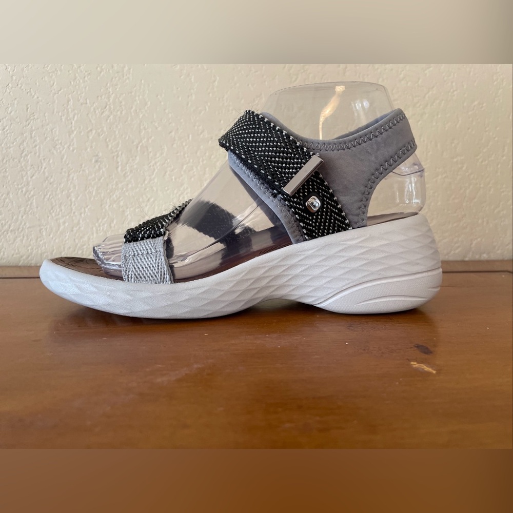 BZees Womens Jive Sandals Mary Jane Wedge Open Toe Sz Black & White Sz 8 - Picture 2 of 11